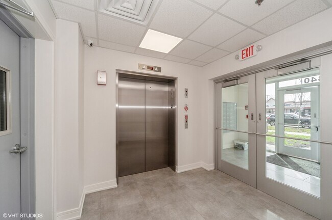 Foto del edificio - 7340 W Irving Park Rd