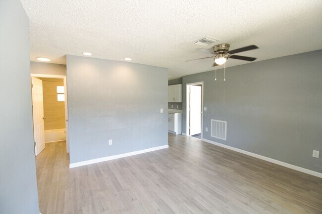 Building Photo - 7138 Oakwood Dr