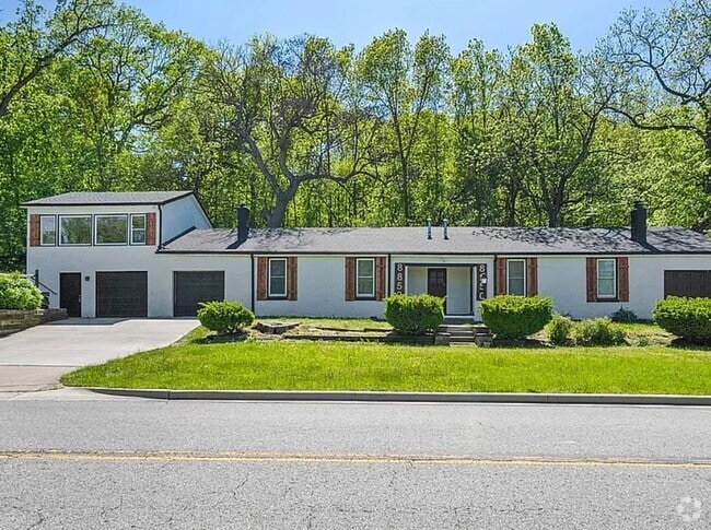 Building Photo - 8852 Woodland Dr