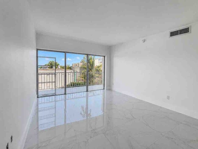 Building Photo - 500 Bayview Dr