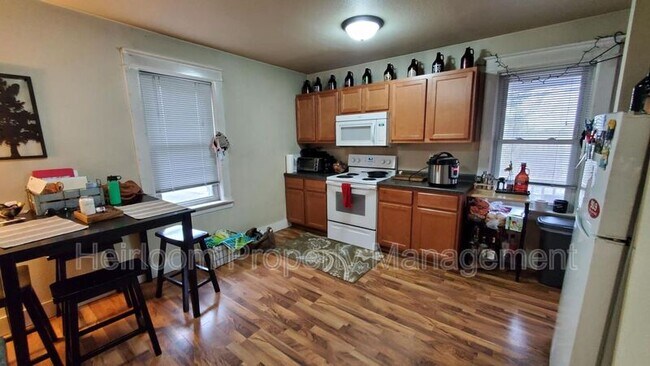 Foto del edificio - 216 E 5th St