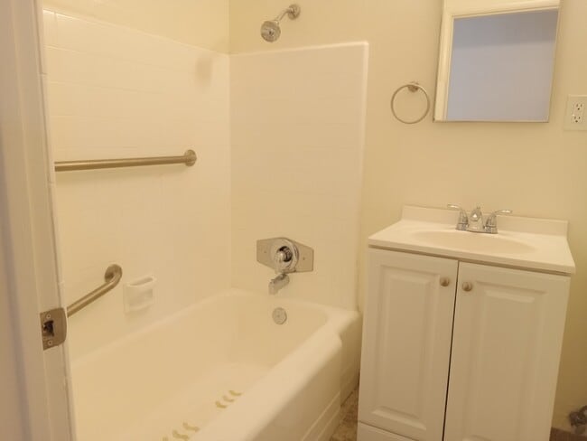 Main bathroom - 1501 W Santa Cruz St