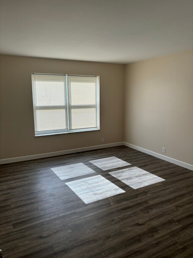 Building Photo - 10976 Whitehall Manor Dr