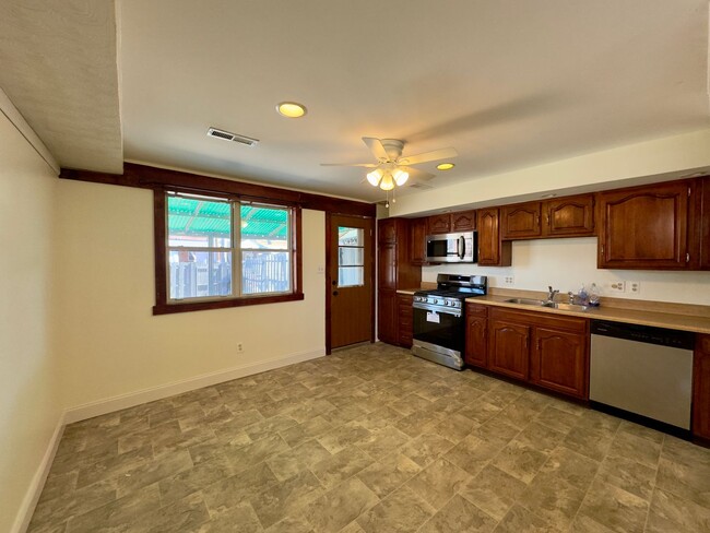 Building Photo - Spacious 4-Bedroom Townhome with Modern Am...