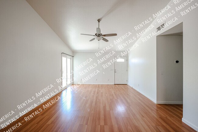 Foto del edificio - 568 E Sherri Dr