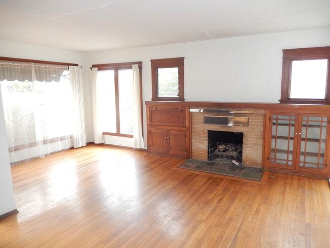 Building Photo - Centrally Located 2 Bed, 2 Bath House in N...