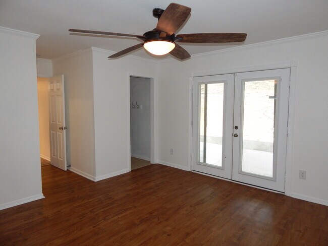 Building Photo - 903 Cliffside Dr