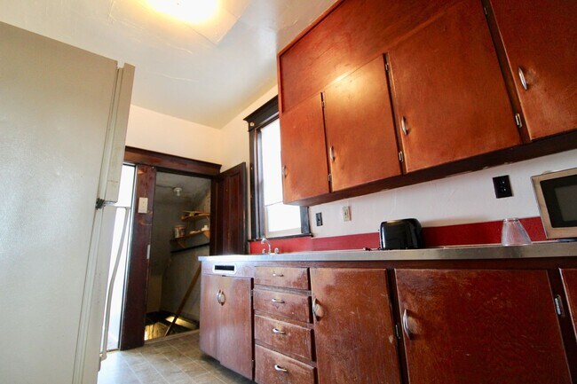Building Photo - Sunny Side - 3 Bedroom Big House - Available 5/27/2026