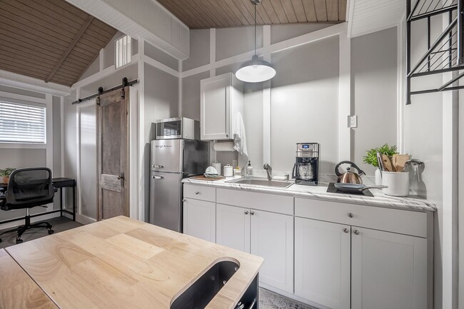 Foto del edificio - Tiny home high ceilings, pet friendly, fen...