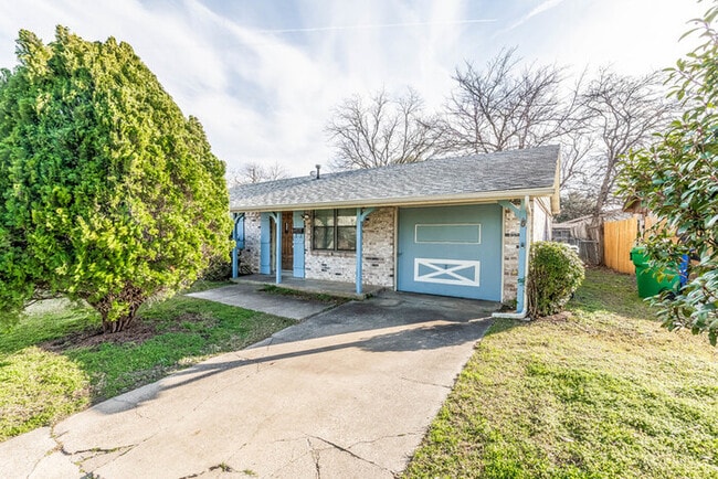 Building Photo - 2116 Crockett Dr