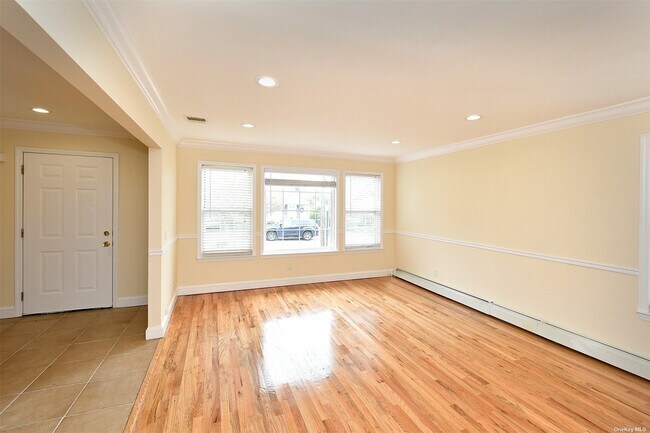 Building Photo - 21 Marwood Rd S