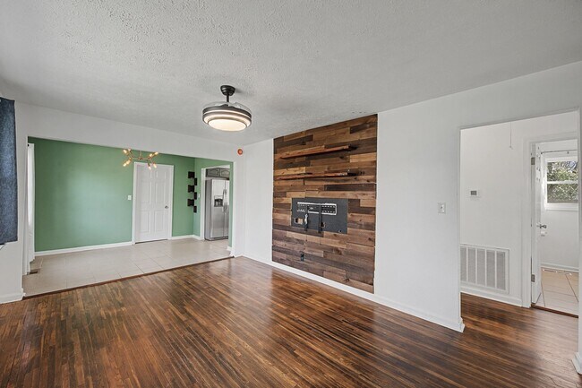 Foto del edificio - 2204 Sandra Dr