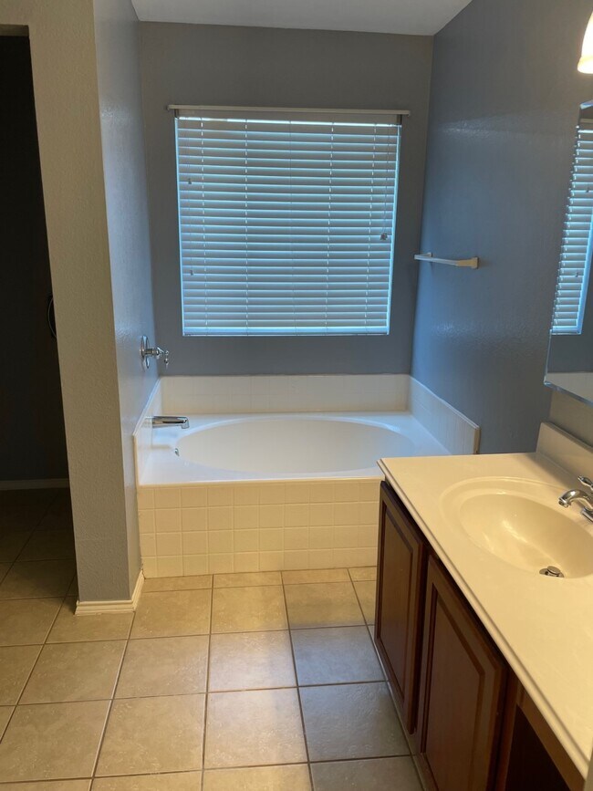 Baño principal - 9804 Willowick Ave