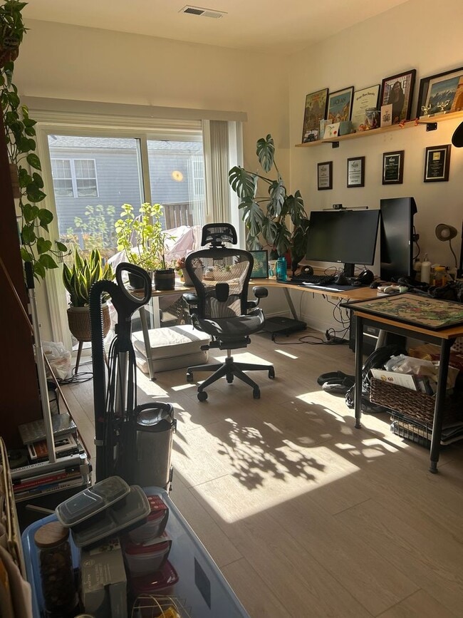 Foto del edificio - Beautiful 2-Bedroom, 2-Bath One-Level Town...