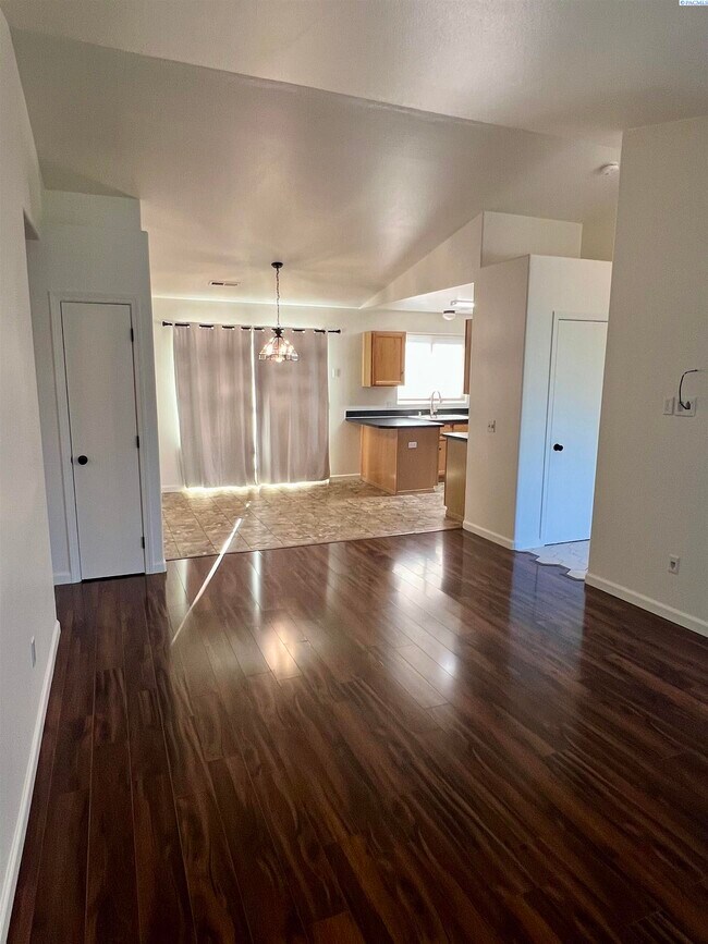 Building Photo - West Pasco rambler for rent