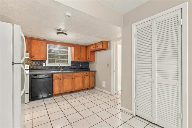 Building Photo - 1166 Shoreham Dr