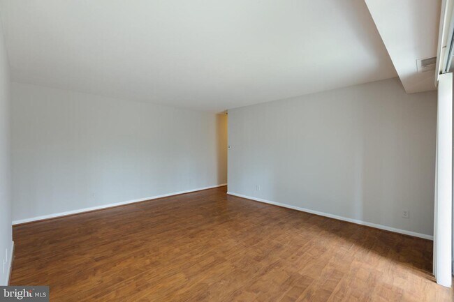 Foto del edificio - 3931 Lyndhurst Dr
