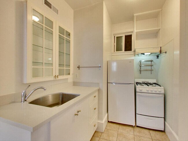 Building Photo - One-Bedroom in Prime, Central SF Location ...