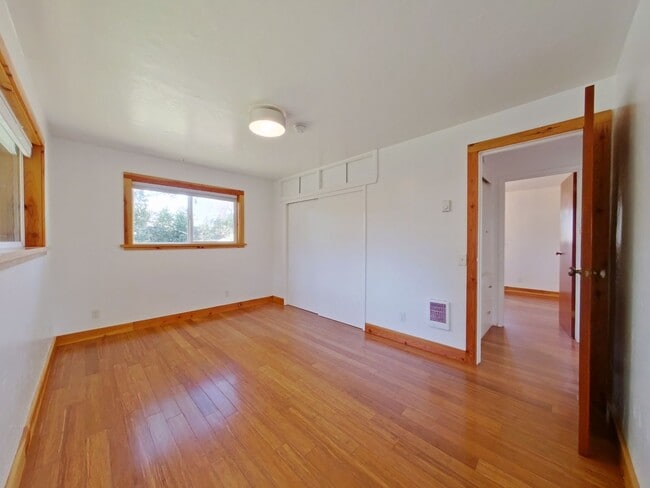 Building Photo - Charming & Updated 2-Bedroom Home with Uni...