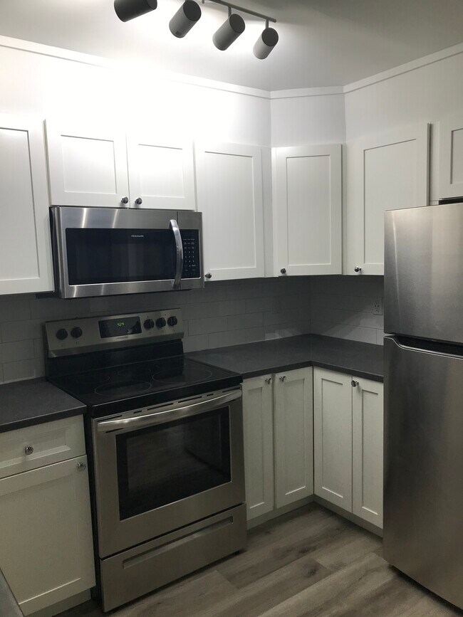 Building Photo - Fully Renovated Unit Available Now!