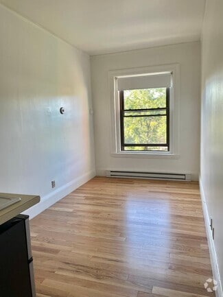 Building Photo - 1067 Beacon St