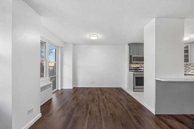 Building Photo - 2550 Olinville Ave