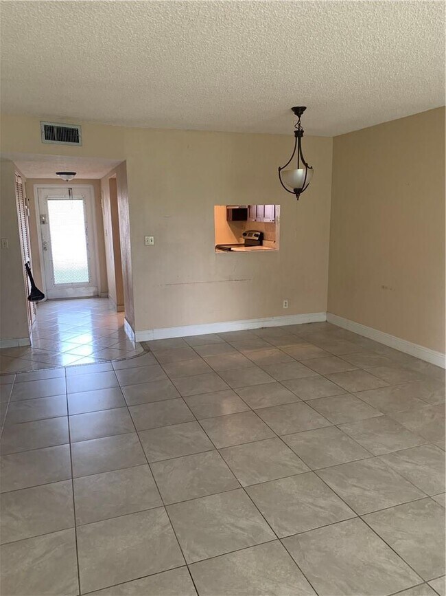 Foto del edificio - 8310 Sands Point Blvd