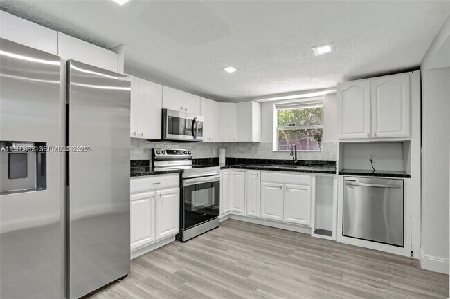 Foto del edificio - 2701 NW 18th Ter