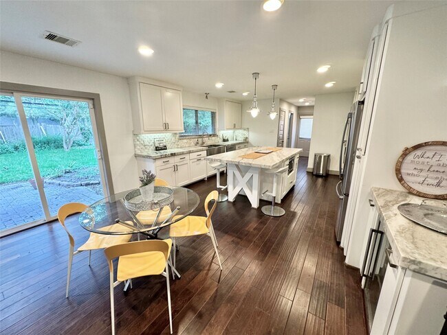 Foto del edificio - 9806 Cliffwood Dr