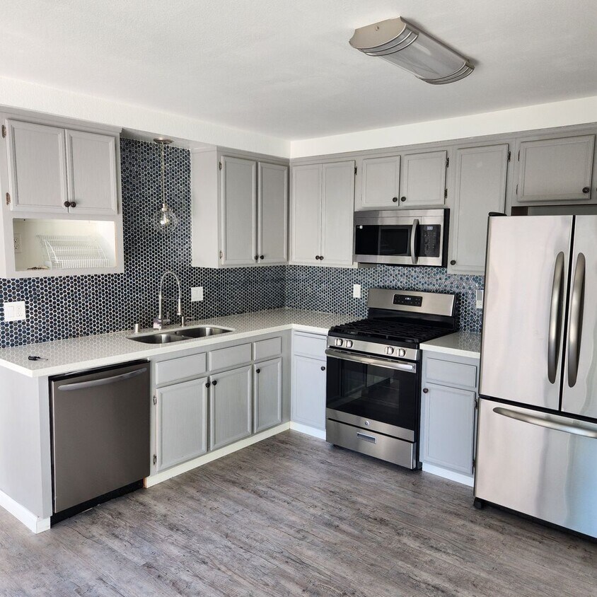 Foto principal - Tierrasanta 4 bedroom 2.5 bath townhouse w...