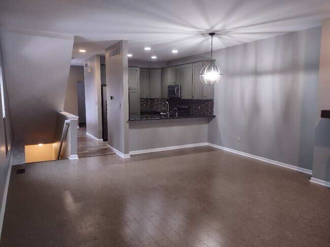 Building Photo - 5585 Woodruff Shore Dr