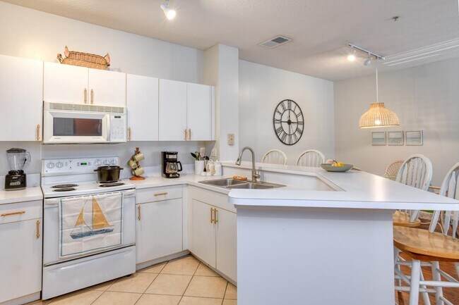 Building Photo - 605 Fairway Dr