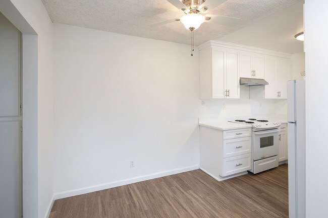 Foto del edificio - Beautiful & Spacious Top Floor Unit in Nor...