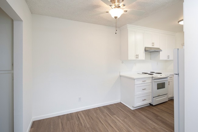 Building Photo - Beautiful & Spacious Top Floor Unit in Nor...