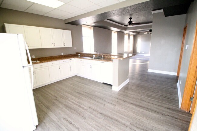 Building Photo - 1115 W 3rd St
