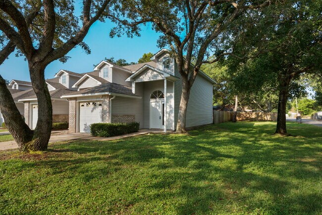 Building Photo - "Charming 2-Bed Townhouse Retreat with 2.5...