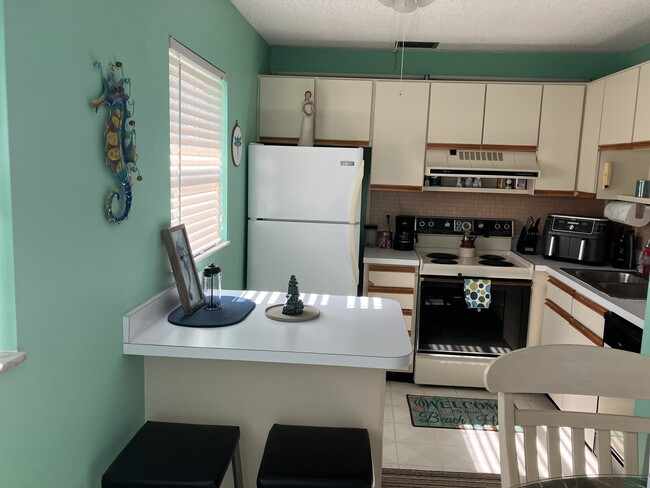 Kitchen - 6 Vista Palm Ln