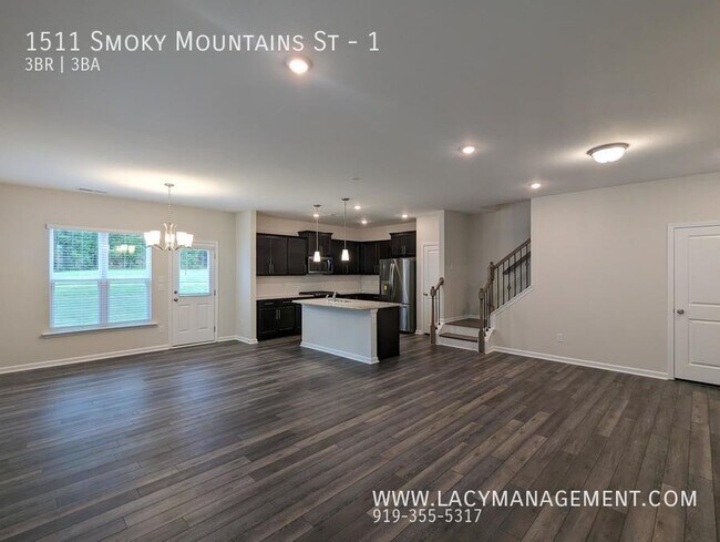 Building Photo - 1511 Smoky Mountains St