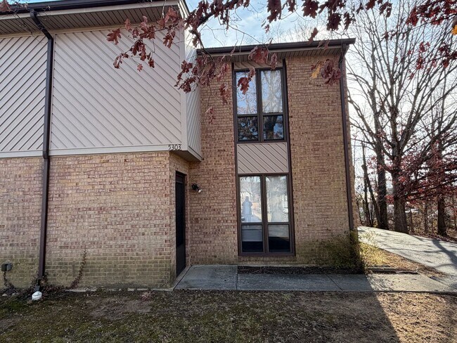 Building Photo - Roanoke County Duplex
