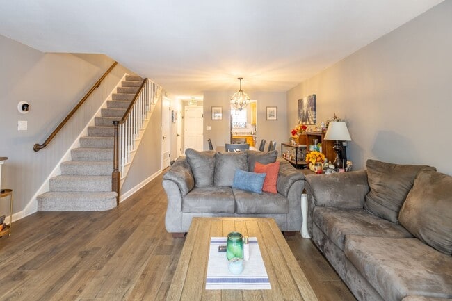 Building Photo - 2 Bedroom Townhouse in Cedar Hollow