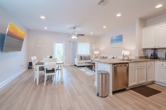 Building Photo - 3 Bedroom Townhome in Panama City Beach