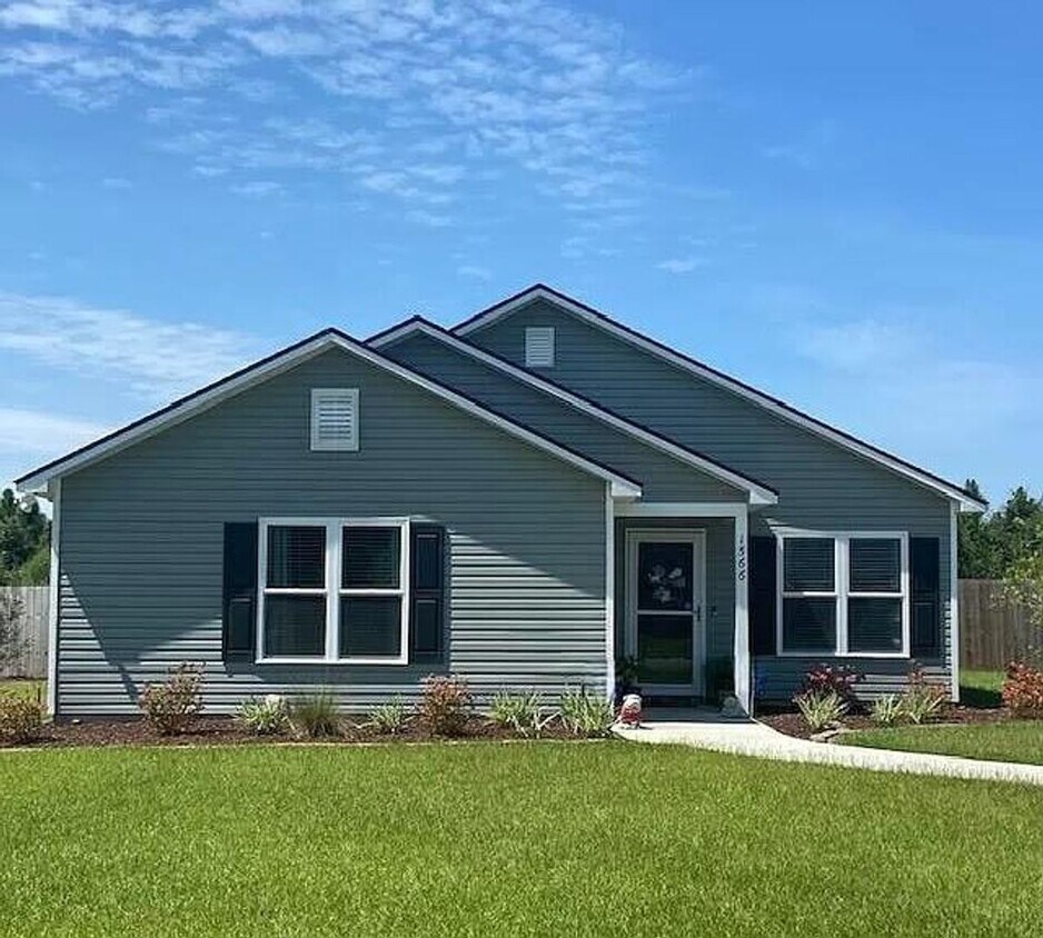 Foto principal - Spacious & Inviting 3-Bedroom Home with Fe...