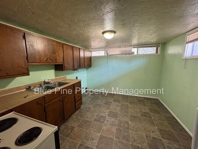 Building Photo - 225 E Fir St