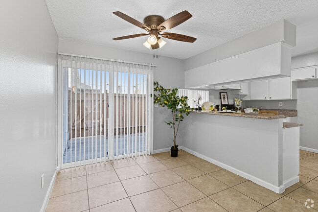 2 habitaciones, 1,5 baños - 925 pies cuadrados - Comedor - Village Green