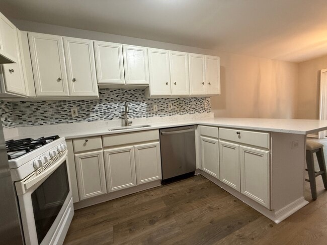 Building Photo - 155 Weybridge Dr