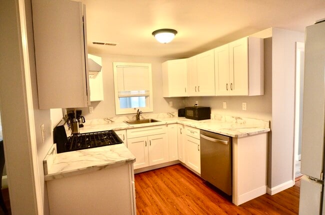 Building Photo - 47 Massasoit Ave