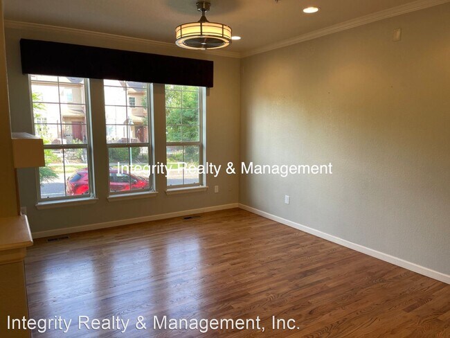 Building Photo - 3 br, 2.5 bath House - 950 Elmhurst Dr Unit D