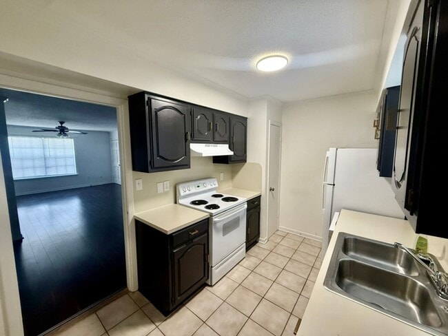 Foto del edificio - Spacious 2 Bed/2 Bathroom Condo in Bocage – Walk to Towne Center & Whole Foods!