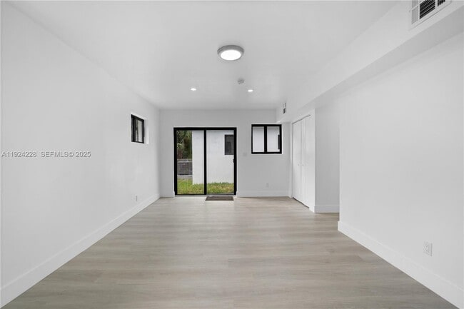 Foto del edificio - 2983 NW 1st St