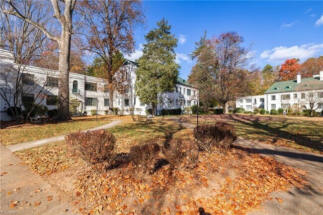 Building Photo - 2 Bedroom Country Club Manor Condo on N Elm